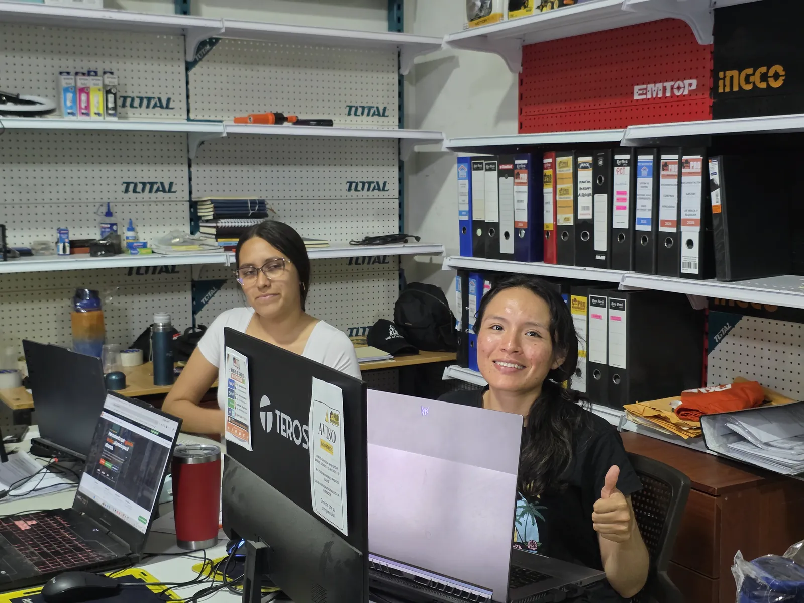 Elvira Guerrero y Anggie Vicente en el área administrativa
