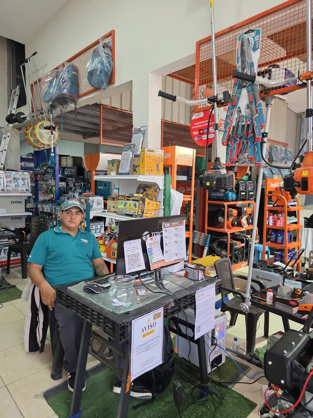 José Pichis, asesor comercial