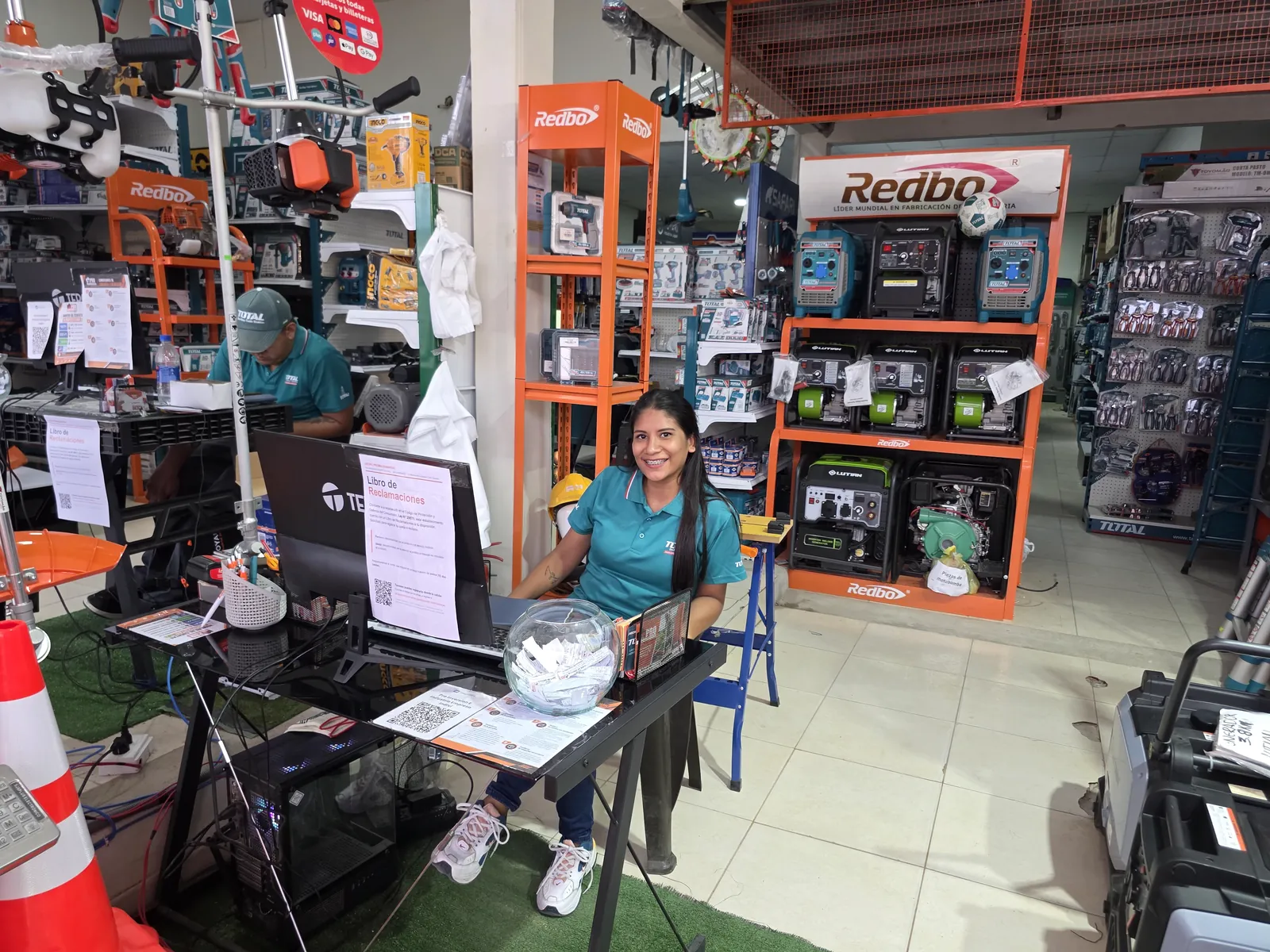 Jessica Domínguez, atención en tienda