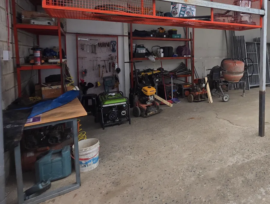 Generador, compactadora y herramientas en la zona de alquiler