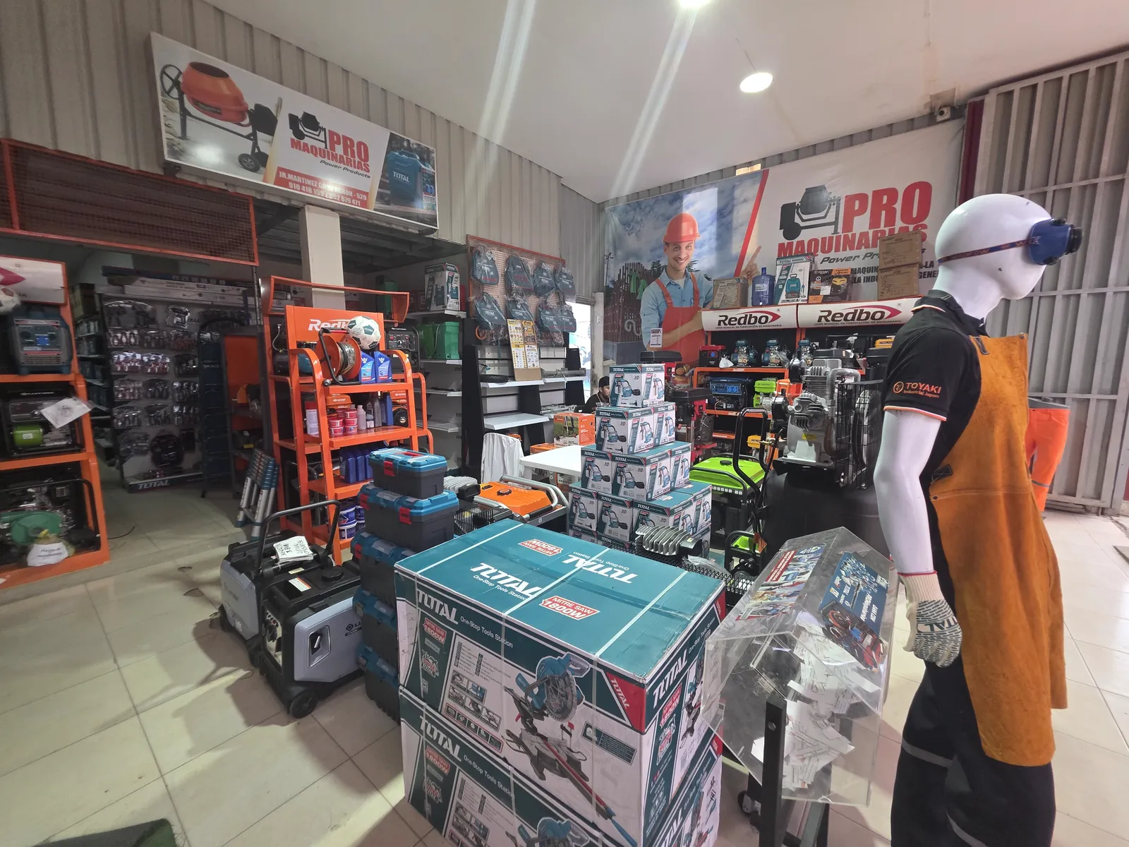 Salón de ventas con exhibidor de EPP, generadores y compresoras