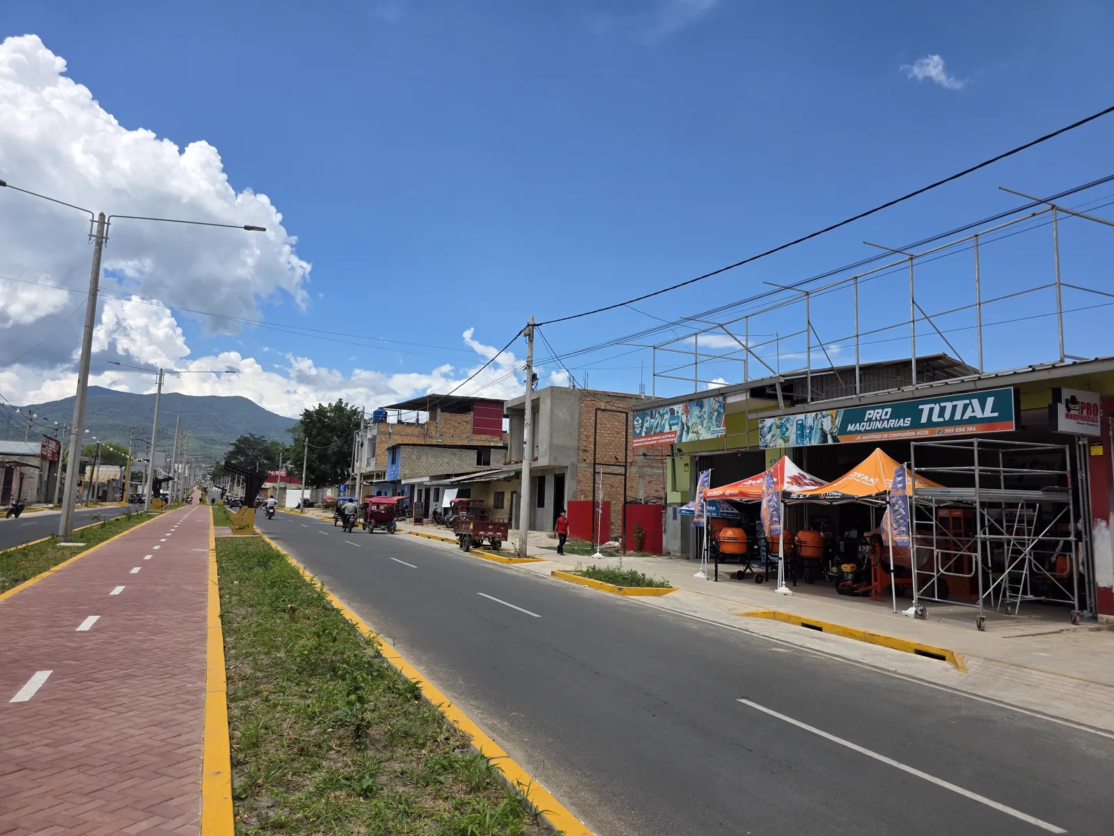 Vista de la avenida con ciclovía y la tienda a la derecha